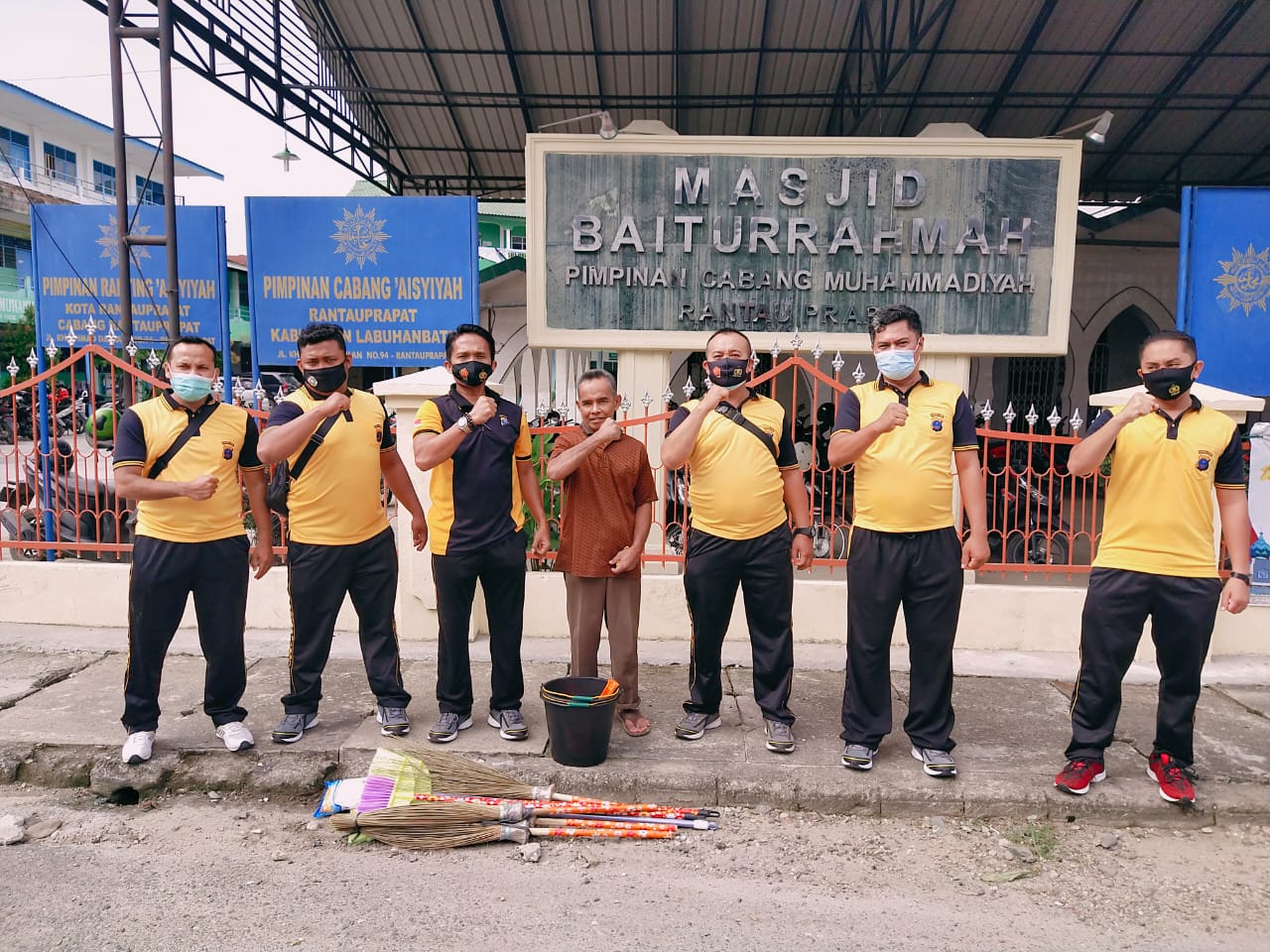 Personel Satresnarkoba Polres Labuhanbatu Bersihkan Komplek Masjid Baiturahman Rantau Parapat