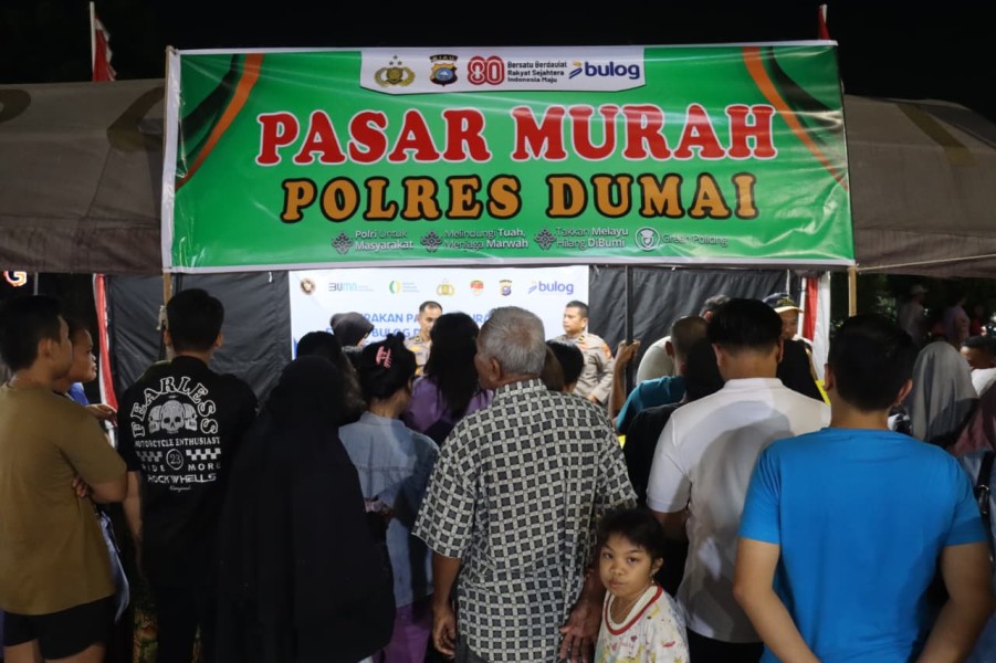 Program Pasar Murah Polres Dumai, 2 Ton Beras Terserap Warga dalam 60 Menit