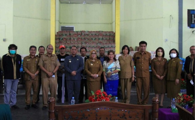 Bupati Labuhanbatu serahkan paket sembako dari BKAG untuk 51 gereja di Labuhanbatu.