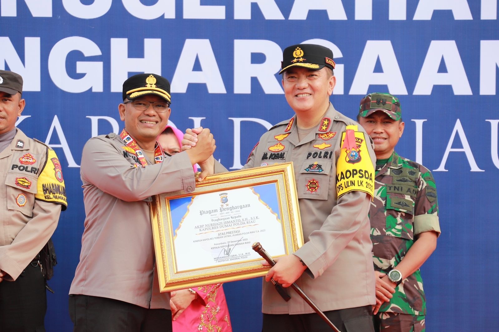 Kapolda Riau Irjel Pol Mohammad Iqbal Berikan Penghargaan kepada Kapolres Dumai AKBP Nurhadi Ismanto