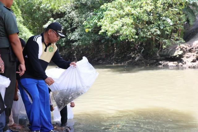 Selamatkan Masa Depan Sungai Deli, Walikota Tabur Benih Ikan