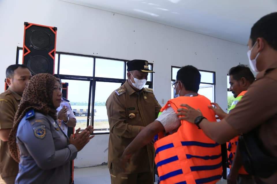 Pengusaha boat penyeberangan Tanjung Sarang Elang - Labuhanbilik mendapat bantuan Life Jacket