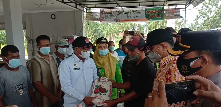 Kecamatan T. Beringin Alami Banjir Besar, Bupati Sergai Serahkan Bantuan  3300 Goni Beras 