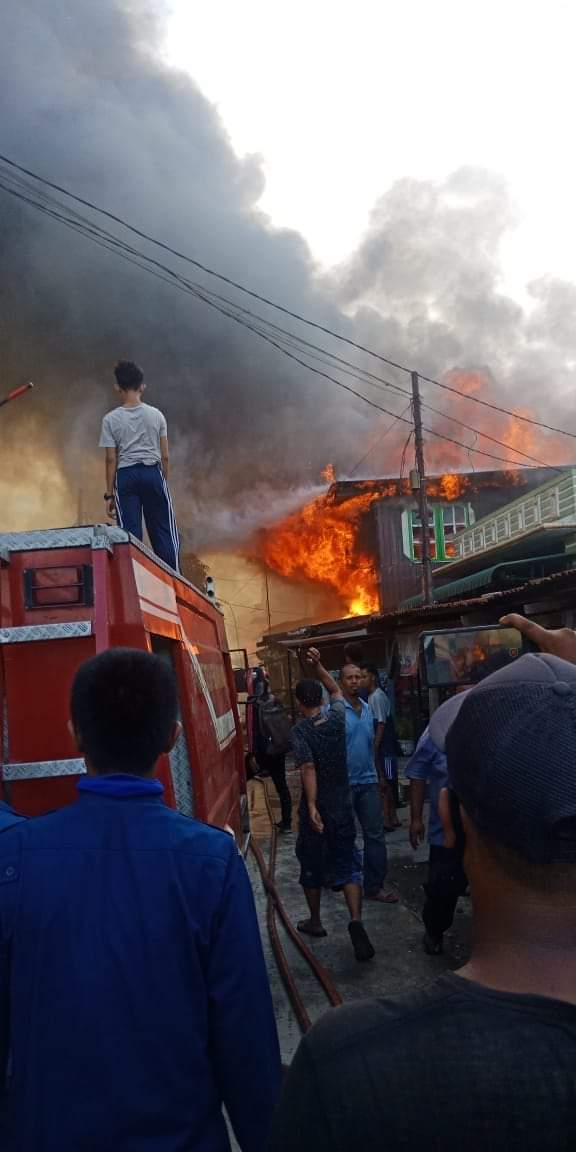Puluhan Rumah Di Pemukiman Padat Penduduk Hangus Terbakar