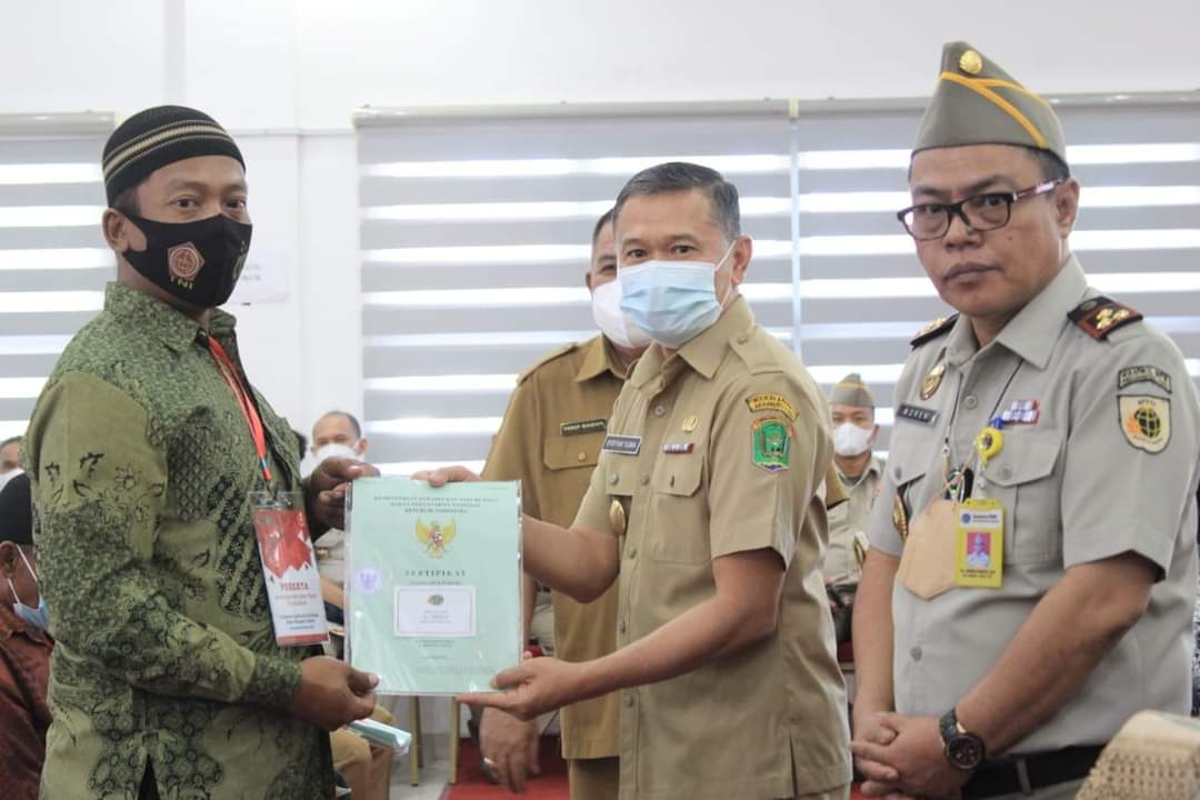 BPN Labuhanbatu serahkan Sertifikat tanah kepada 20 orang secara simbolis