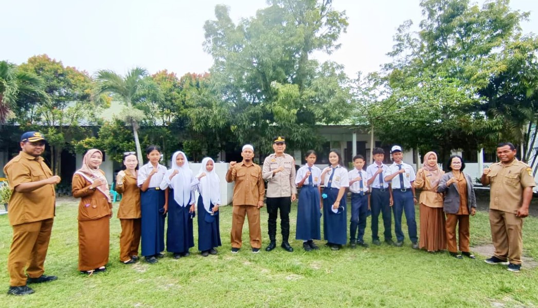 Polri Dukung Siswa SMPN 4 Tanjung Beringin Tumbuhkan Kepedulian dan Prestasi Lewat Upacara Bendera