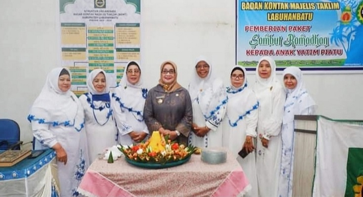 Hj.Ellya Rosa Siregar S.Pd.MM. hadiri acara BKMT menyerahkan santunan kepada anak yatim