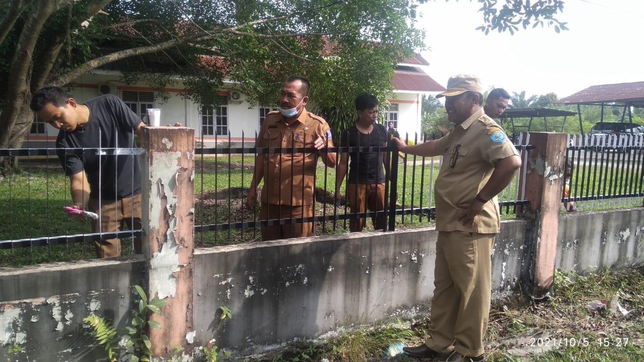 Pegawai Kantor BKPP Labuhanbatu Gotong- Royong Membersihkan Lingkungan