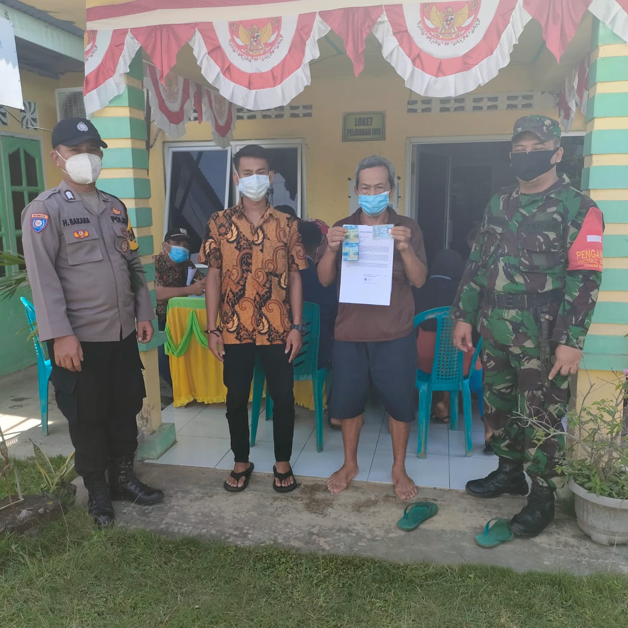 Personil Polsek Kotarih melakukan PAM Pembagian BLT-DD