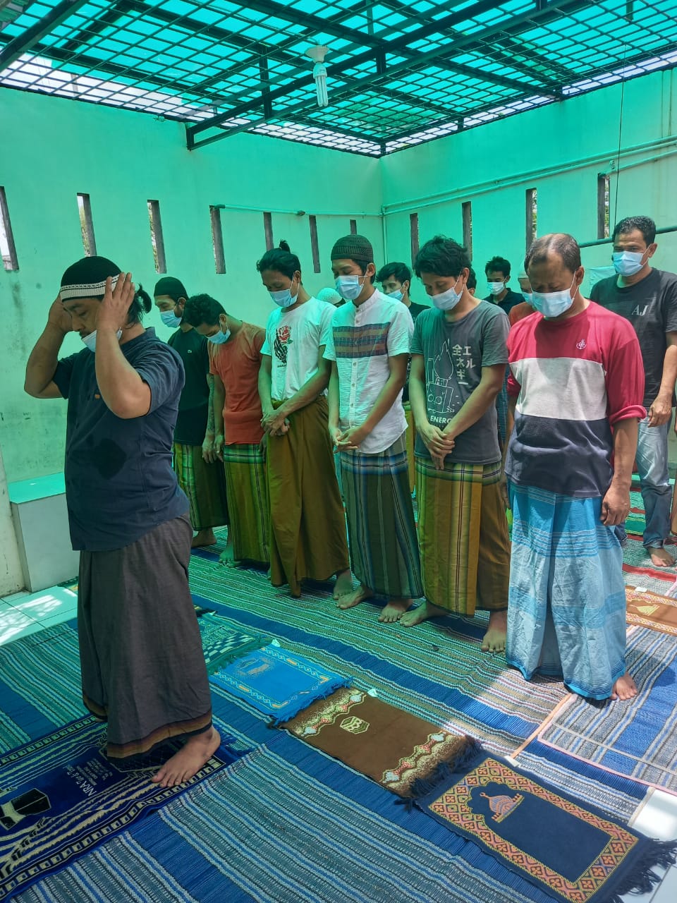 Polsek Medan Baru Ajak Para Tahahan Sholat Jumat Berjamaah dan Makan Bersama