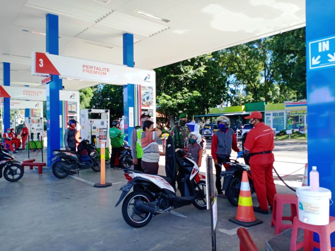 Patroli Keamanan dan Sosialisasi Kesehatan, Kopda Hardono Tegur Warga Saat Di SPBU