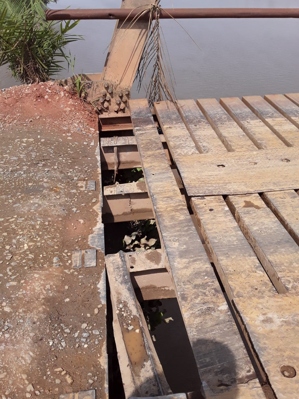 Kondisi jembatan Sungai Rakyat Dikhawatirkan Akan Menelan Korban Jiwa 