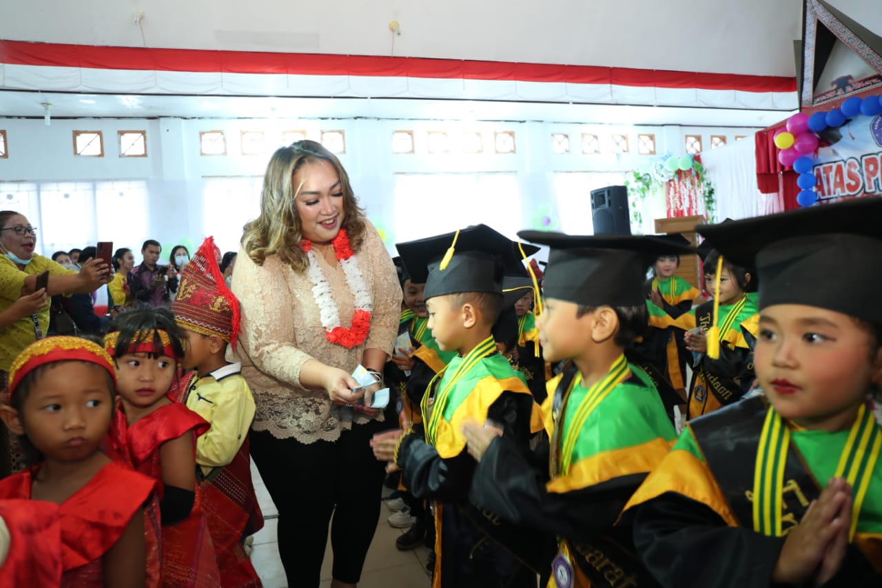 WISUDA PAUD/TK VICTORY BERSAMA INI PESAN KETUA TP PKK PAKPAK BHARAT