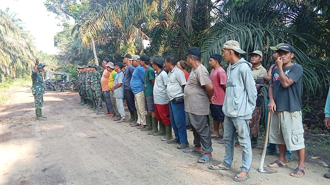 Semangat Gotong Royong SatgasTMMD Ke-124 Kodim0320/Dumai Bersama Warga, Perbaiki Akses Jalan Kelurahan Bukit Kayu Kapur