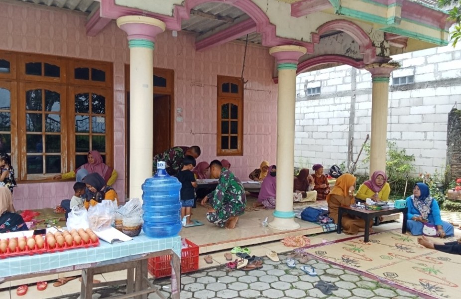 Babinsa Berinteraksi Dengan Para Ibu dari Balita Di Posyandu