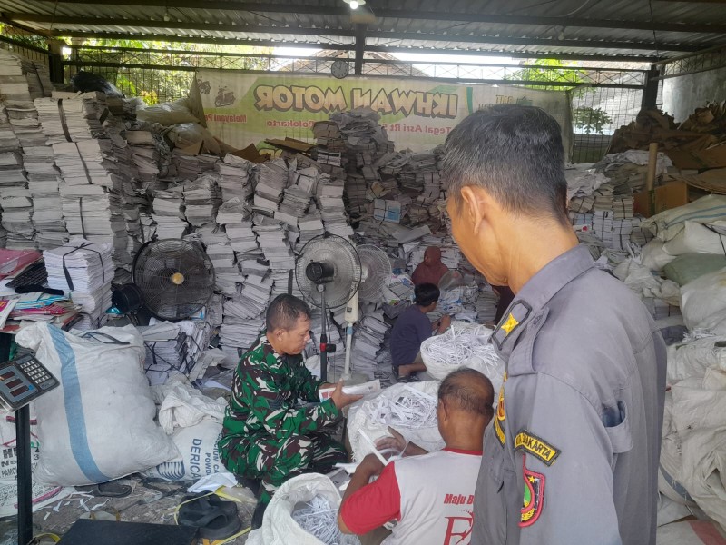 Peran Serta Babinsa Joyotakan Dalam Proses Bank Sampah
