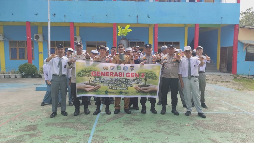 Polsek Dumai Timur Laksanakan Edukasi Penanaman Pohon Di SMK Perminyakan