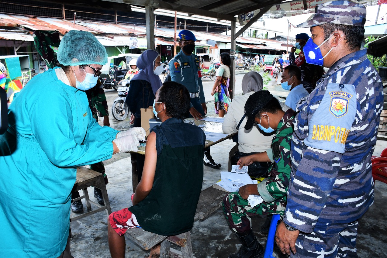 Babinpotmar TNI AL Lantamal I Berhasil Bujuk Pemulung Untuk Vaksin