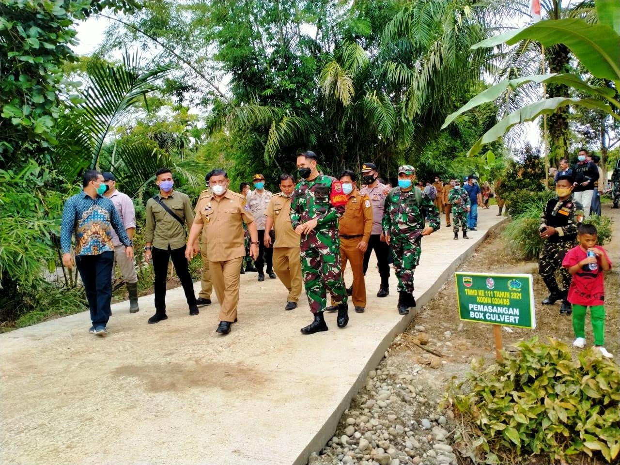 Dansatgas TMMD 111 Kodim 0204/DS Dampingi Wabup DS Tinjau Lokasi Sasaran Fisik 