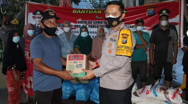 Kapolres Labuhanbatu Langsung Turun bersama Personel ke Rumah-Rumah Warga yang Kebanjiran 