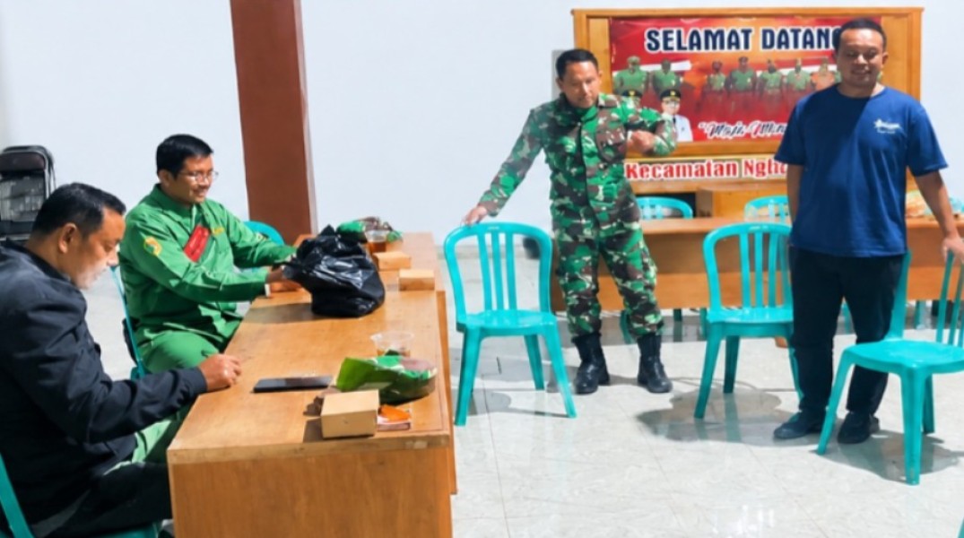 Patroli Malam Personel Koramil Dan Linmas Ciptakan Rasa Aman, Warga Sambut Antusias