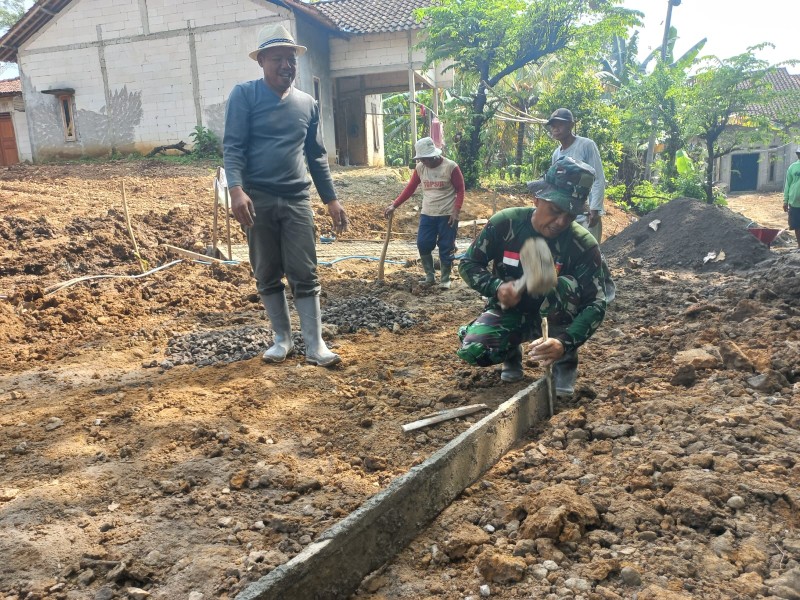 Kejar Target TMMD, Satgas dan Warga Pasang Bekisting Demi Hasil Betonisasi Jalan Berkualitas