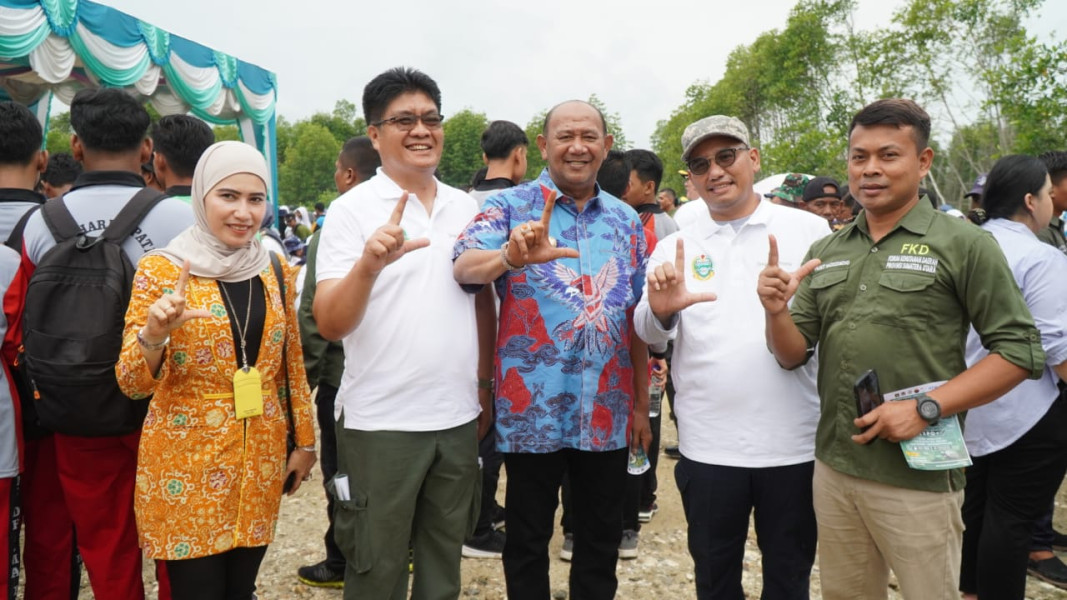 Plt Bupati Langkat Bersama Pj Gubernur Sumut Ikut Tanam 10 ribu Bibit Mangrove Di Lubuk Kertang