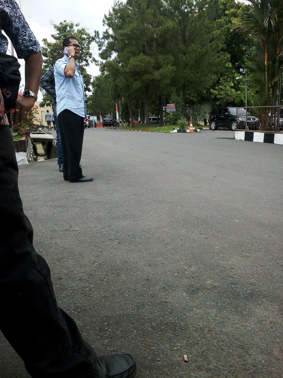 Dirut PDAM Tirta Deli Terciduk Keluar dari Ruangan Kasubbid Tipikor Krimsus Polda Sumut