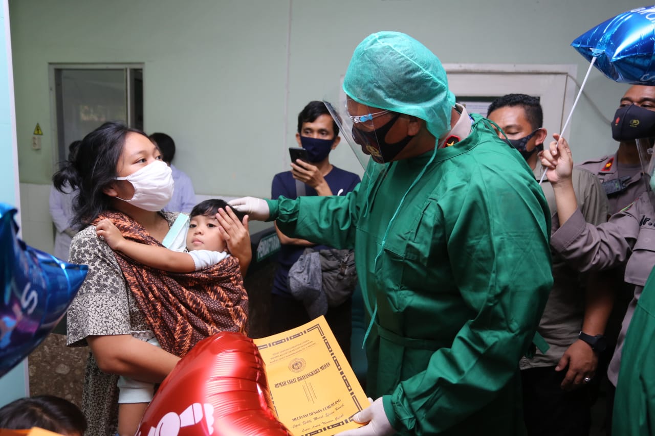 Kapolda Sumut Jenguk dan Beri Tali Asih Pasien Operasi Gratis Bibir Sumbing