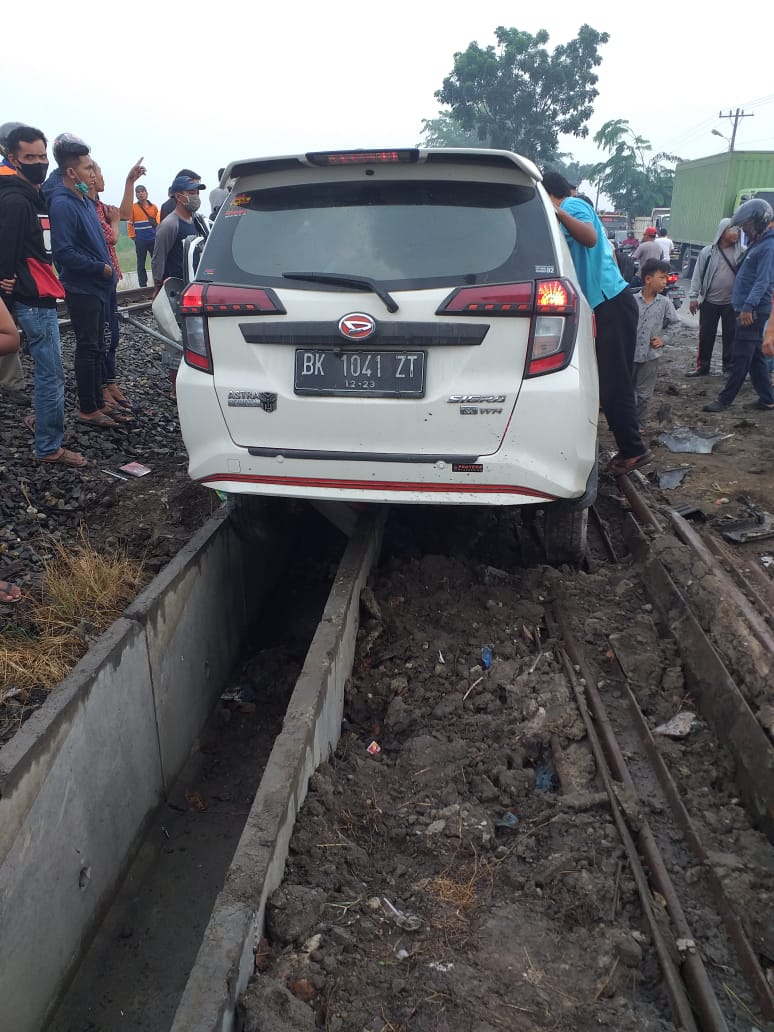 Mobil Sigra Kontra Tronton, 1 Tewas