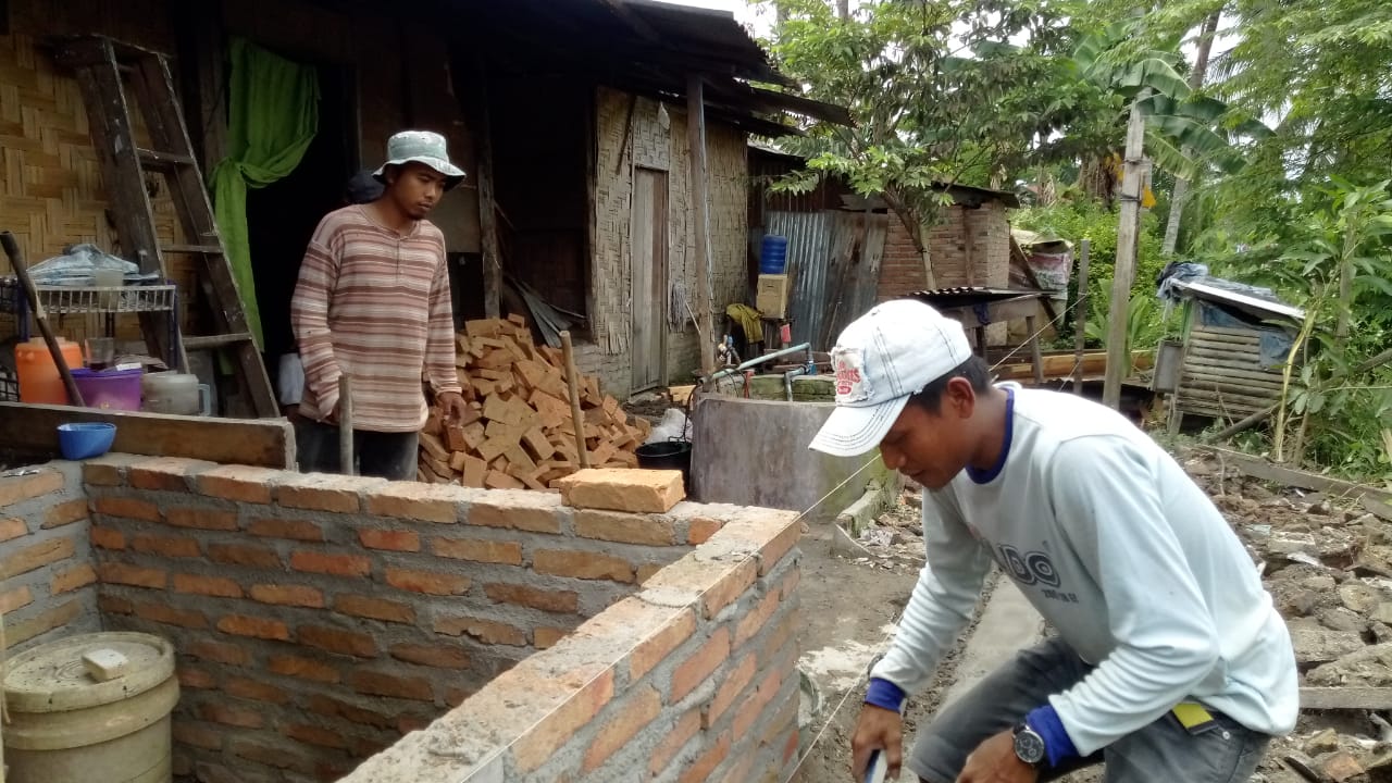 Pengusaha Momkiee Boutique Perbaungan Bantu Bedah Rumah  Nenek Sartini Warga Desa Pon 