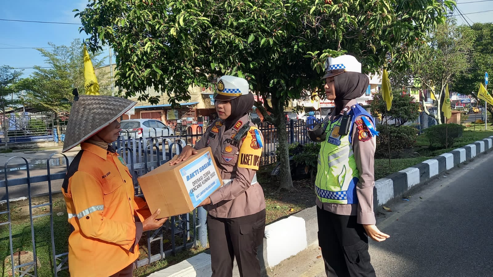 Dalam Operasi Zebra 2022, Satlantas Polres Dumai Gelar Bakti Soial dan Bagikan Sembako