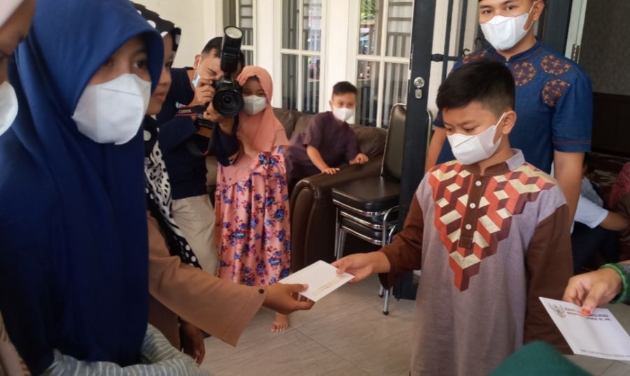 Keluarga Besar Hendrianto Sitorus SE.MM santuni Anak Yatim, Duafa, Tukang Becak dan Tukang Parkir