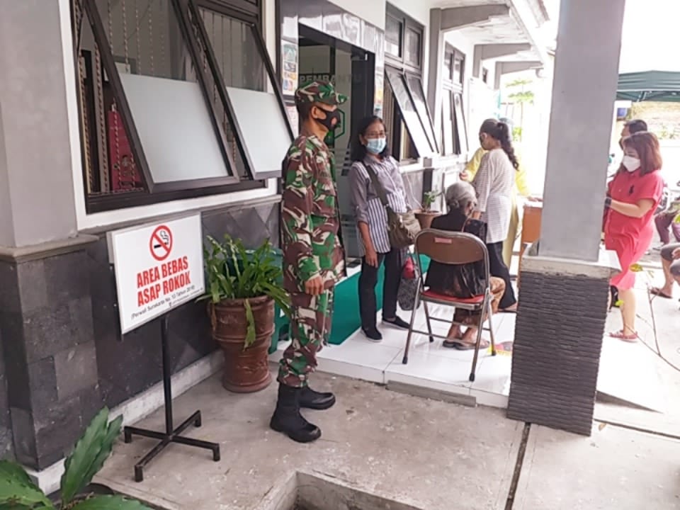 Bati Bakti TNI Koramil 03 Serengan Pantau Proses Suntik Vaksin Sinovac