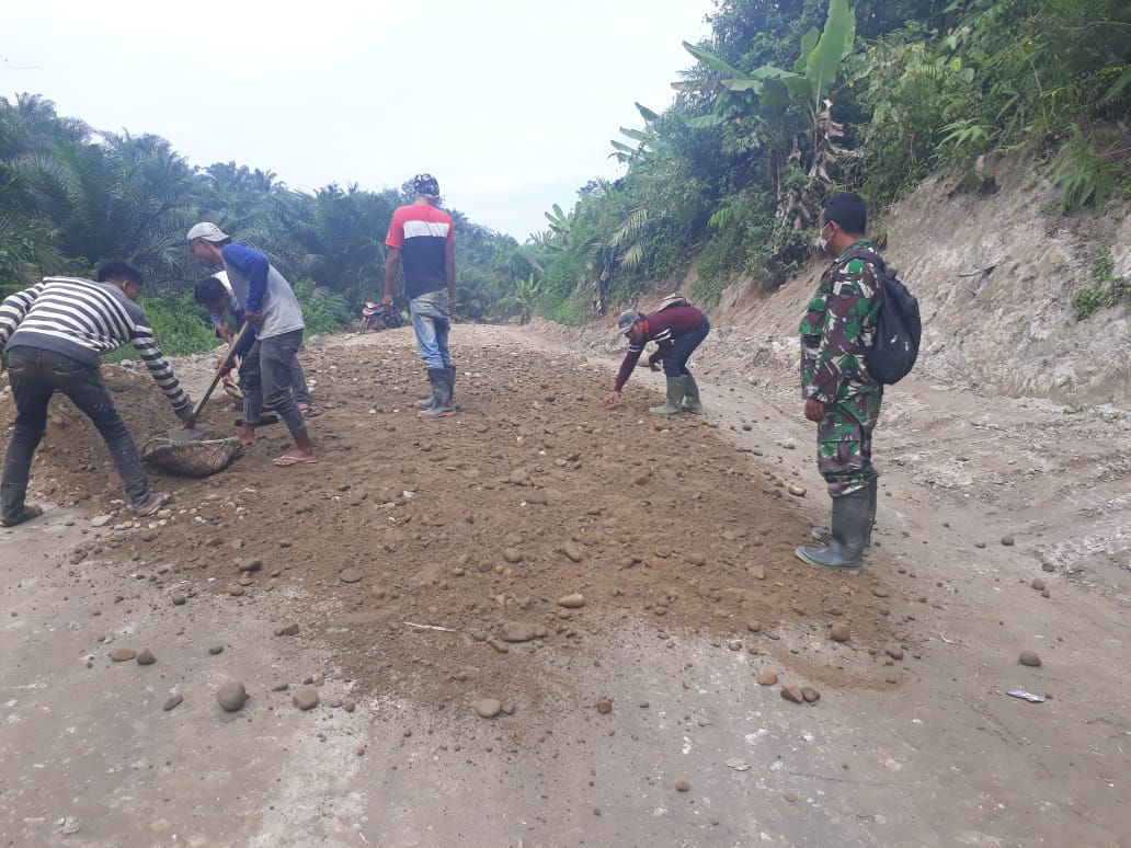 Lancarkan Distribusi Darat, Jalan TMMD Terus Dipadatkan dengan Sirtu 