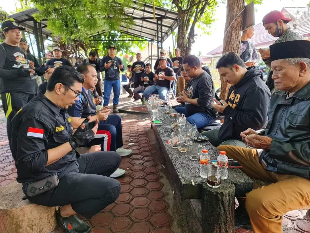 Ketua RBC Labuhanbatu lepas peserta Touring Ritonga Bikers Community melaksanakan  Napak Tilas.
