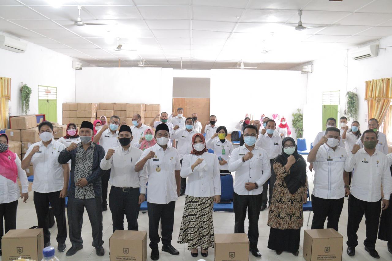 Bupati Sergai Salurkan Bantuan Prokes di Jajaran Dinas Pendidikan