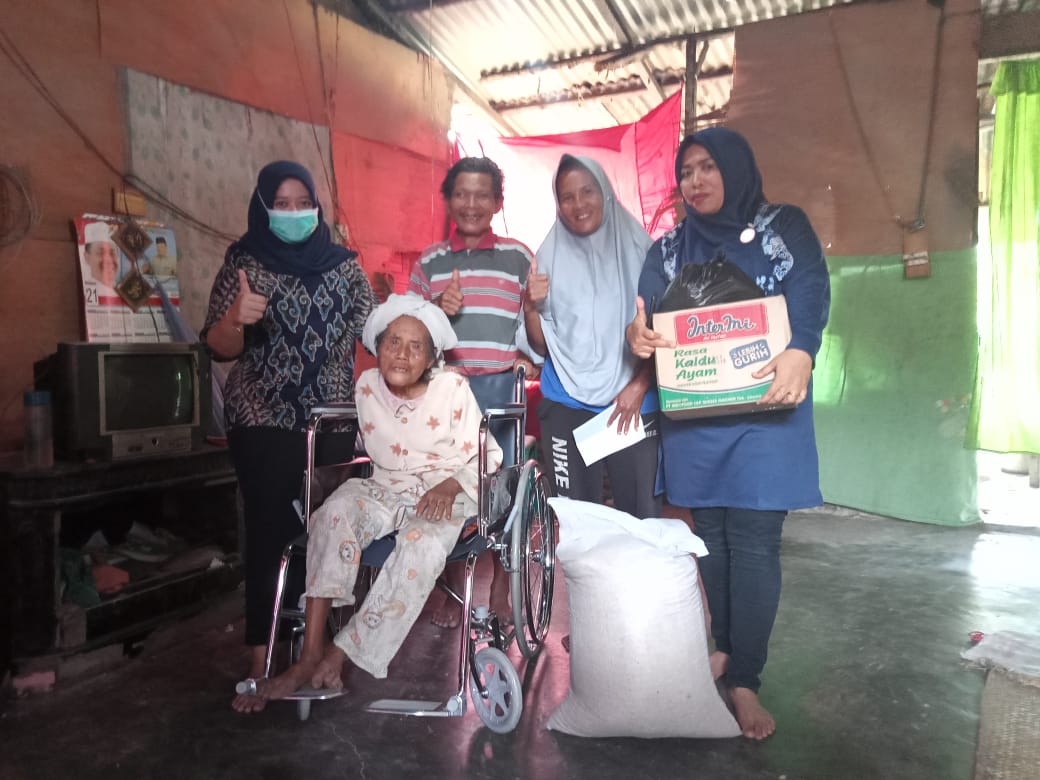 Kunjungi Rumah Nenek Sartini Warga Desa Pon, dr Indah Hasibuan Berikan Kursi Roda dan Sembako