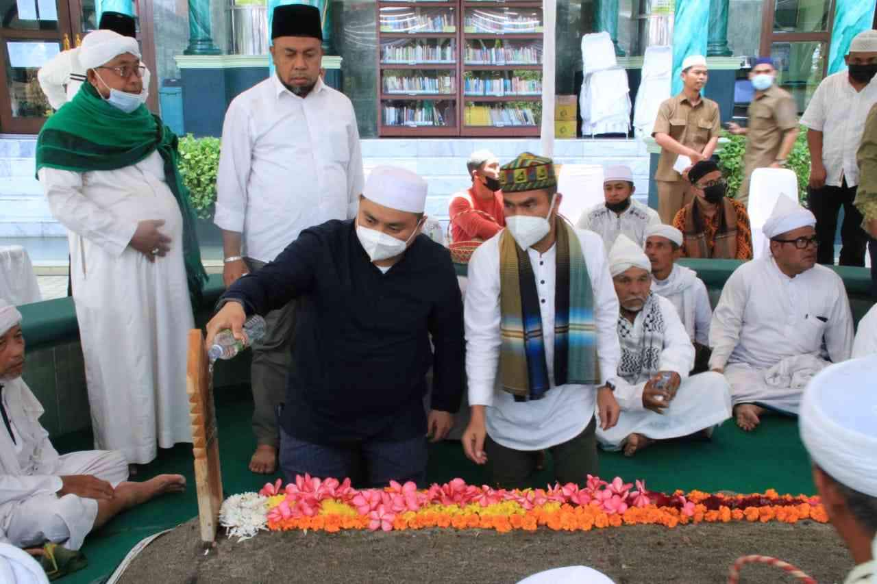 Bupati dan Wakil Bupati Labura Ziarah ke Makam Almarhum H Anif bin Gulrang Shah di Mesjid Al Musanni