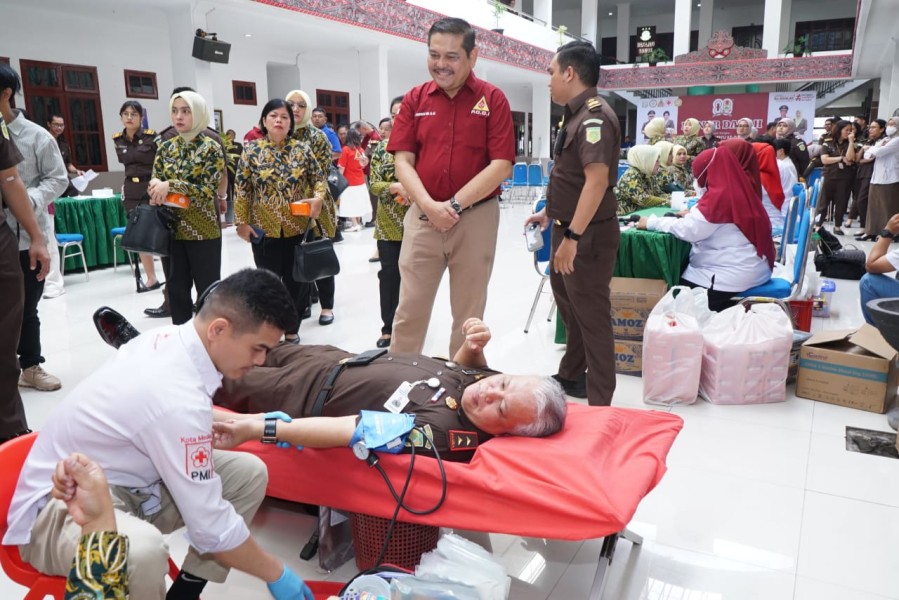 Donor Darah Kejatisu Sambut Hari Lahir Kejaksaan RI Ke-80, Dr.Harli Siregar: ”Sebaik-baiknya Orang Adalah Yang Bermanfaat Bagi Orang Lain