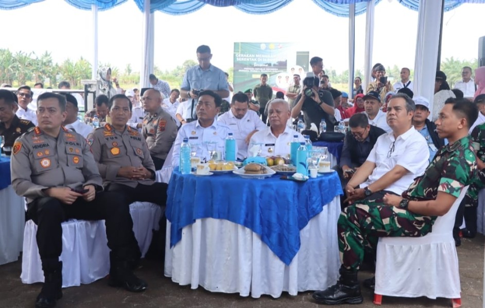 Kapolresta Deli Serdang Hadiri Gerakan Tanam Padi Serentak di Desa Pasar Miring