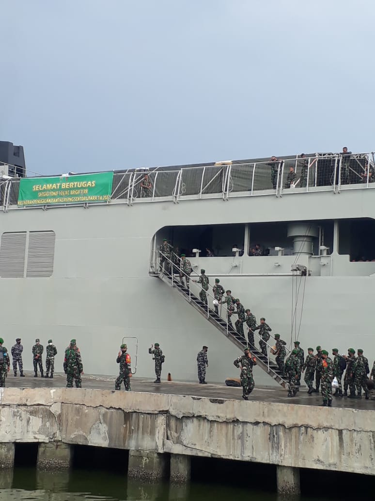 KRI BANJARMASIN-592 Embarkasi Pasukan Pengamanan Perbatasan RI-PNG Di Lantamal I Belawan