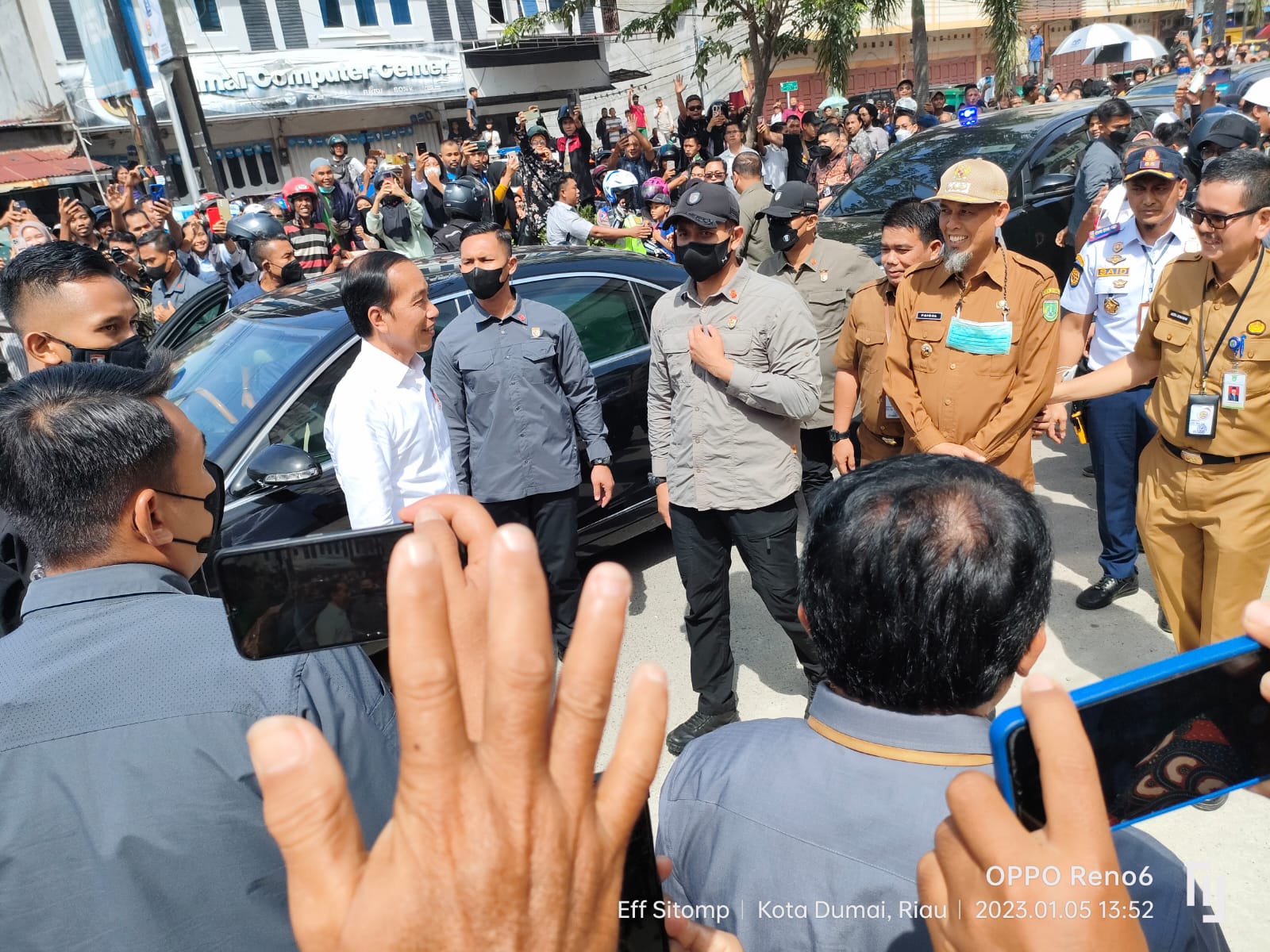 Ribuan Masyarakat Dumai Sambut Kedatangan Jokowi
