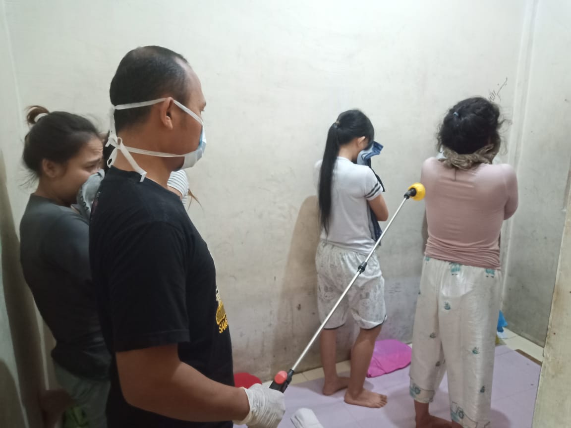 Semprotkan Cairan Desinfektan Cegah Virus Corona, AKP Martualesi Himbau Masyarakat Patuhi Pemerintah