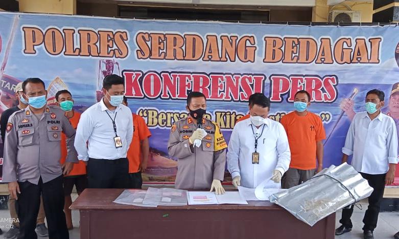 Kapolres Sergai AKBP Robin Simatupang Paparkan Penangkapan Bandar dan Penulis Judi Togel Online 