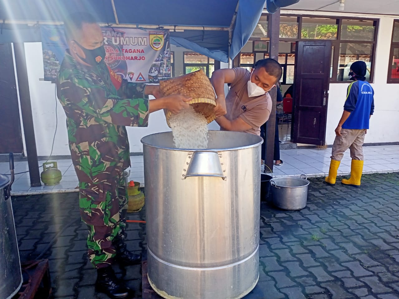 Dapur Lapangan Sinergitas TNI-Polri kembali distribusikan Paket Menu Buka Puasa