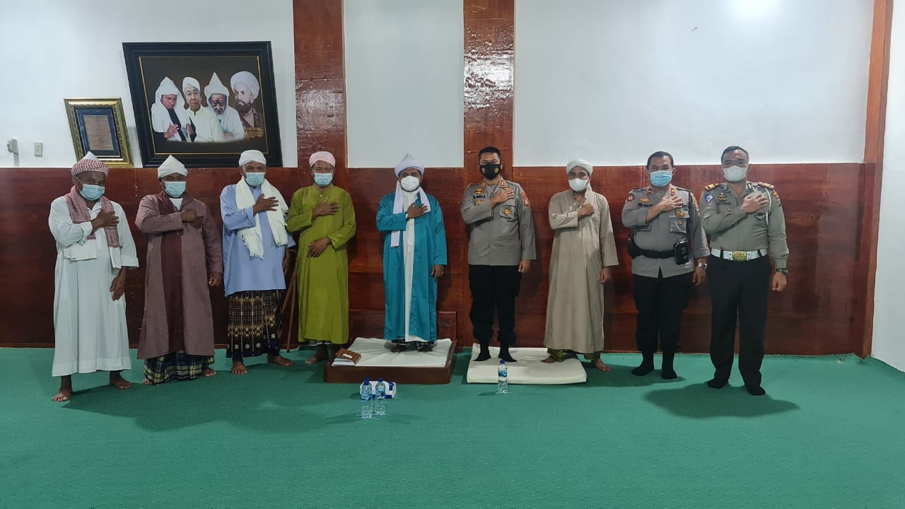 Kapolda Sumatera Utara Serahkan Hewan Kurban untuk Masyarakat Muslim Di Simalungun