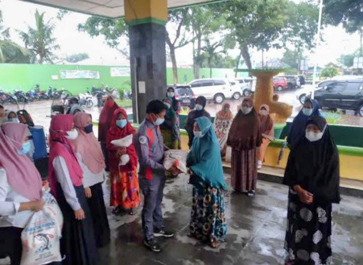 Bersama DPD IWO Sergai RSUD Sultan Sulaiman Bantu Puluhan Janda Miskin