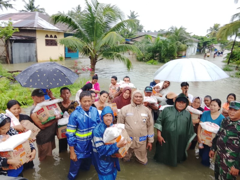 Harapan di Tengah Banjir: Polsek Pantai Cermin, Koramil, dan Pemerintah Hadir Ringankan Warga Terdampak
