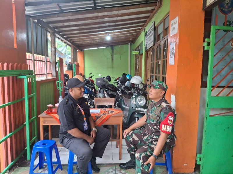 Ciptakan Lingkungan Sekolah Yang  Aman dan Nyaman, Babinsa Danukusuman Sambangi Security SMP Muhammadiyah 8 Surakarta